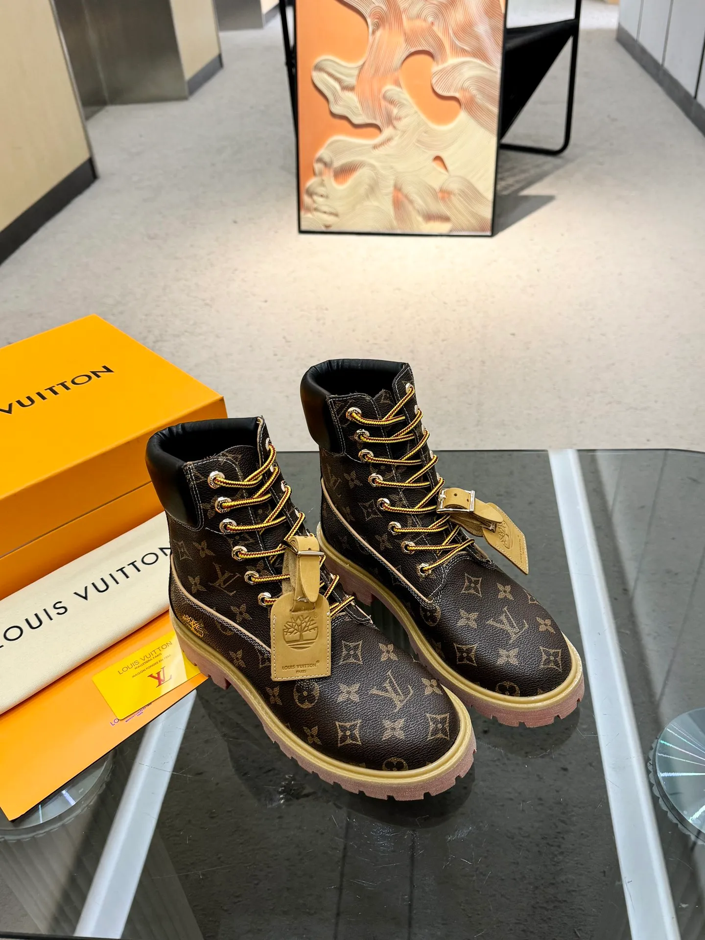 👟👟Ex-factory price 560👟👟 Men's size +20 Top version: 🏆Louis Vuitton x Timberland co-branded Via Instagram Lv ²⁰²4𝐬𝐬 Early autumn Timberland rhubarb boots worn by many stars 💯Multiple sets of outfits, autumn and winter limited edition👊 It is very difficult to buy at counters. This will be the first explosive version to detonate early autumn. It is worthy of having a unique fashion trend leading style. It is highly recommended to buy. Fabric: first layer nubuck leather. Lining: cowhide lining. Outsole: two-color rubber (sole thickness 5cm). Size: Female 35-41 (41 customized) Male 39-45 (45 customized)